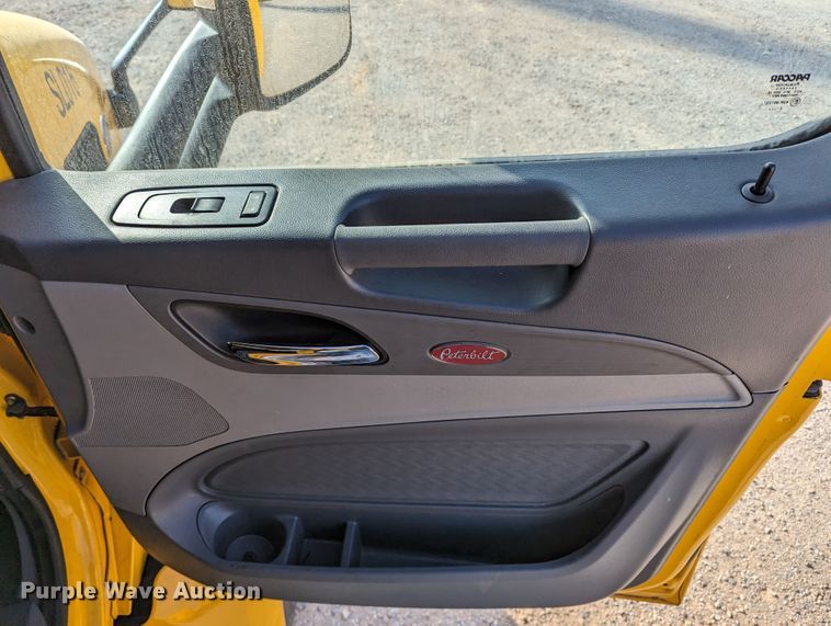 image for item LP9150 2017 Peterbilt 579 semi truck