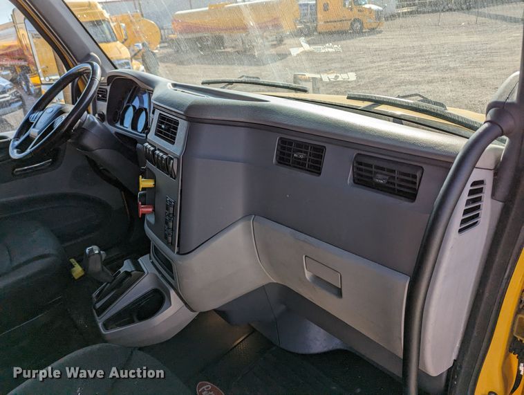 image for item LP9150 2017 Peterbilt 579 semi truck