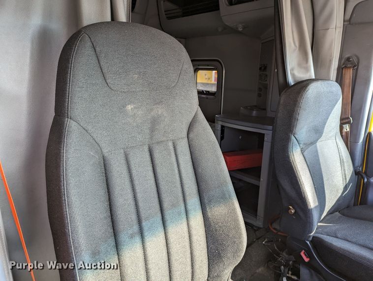 image for item LP9150 2017 Peterbilt 579 semi truck