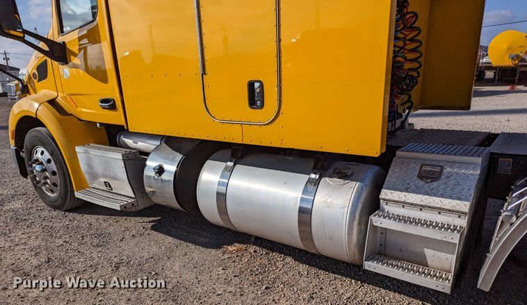 image for item LP9150 2017 Peterbilt 579 semi truck