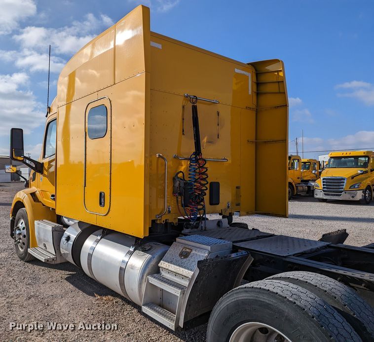 image for item LP9150 2017 Peterbilt 579 semi truck