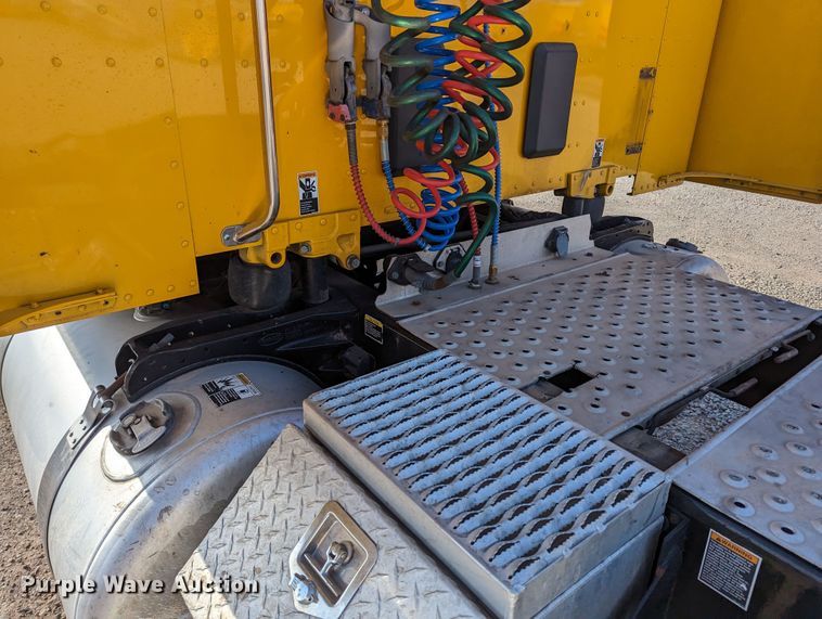 image for item LP9150 2017 Peterbilt 579 semi truck