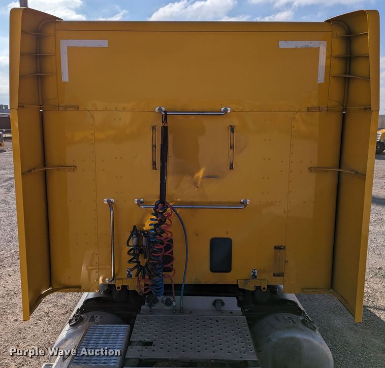 image for item LP9150 2017 Peterbilt 579 semi truck