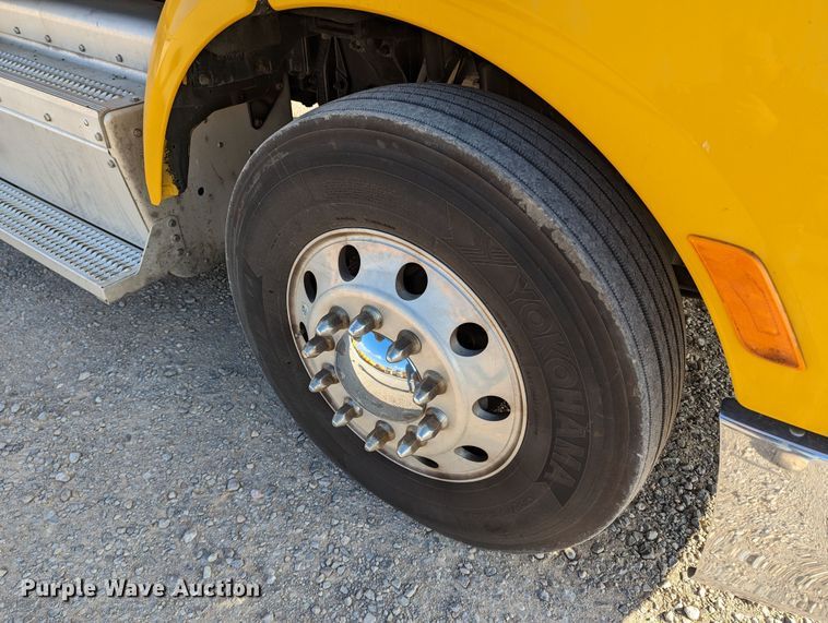 image for item LP9150 2017 Peterbilt 579 semi truck