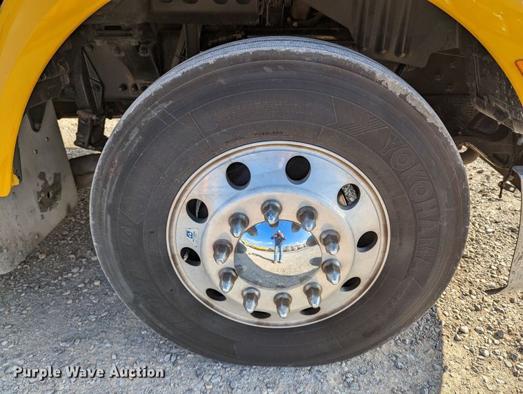 image for item LP9150 2017 Peterbilt 579 semi truck