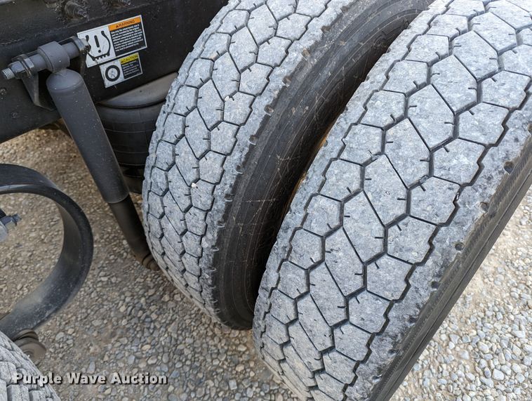 image for item LP9150 2017 Peterbilt 579 semi truck