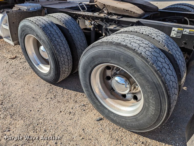 image for item LP9150 2017 Peterbilt 579 semi truck