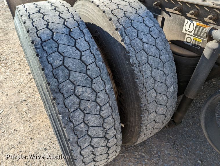 image for item LP9150 2017 Peterbilt 579 semi truck