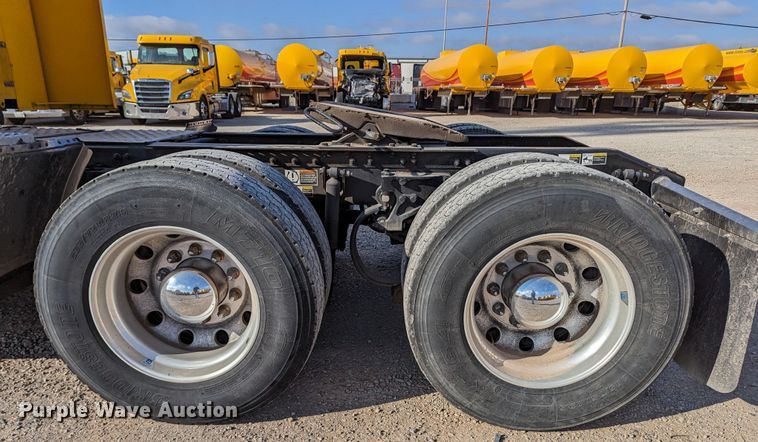 image for item LP9150 2017 Peterbilt 579 semi truck