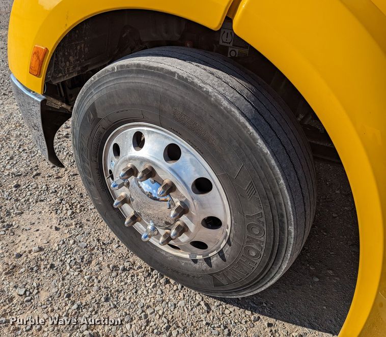 image for item LP9150 2017 Peterbilt 579 semi truck