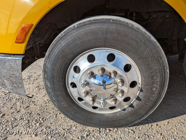 image for item LP9150 2017 Peterbilt 579 semi truck