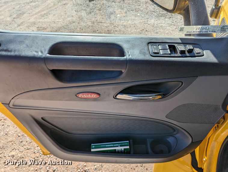 image for item LP9151 2016 Peterbilt 579 semi truck