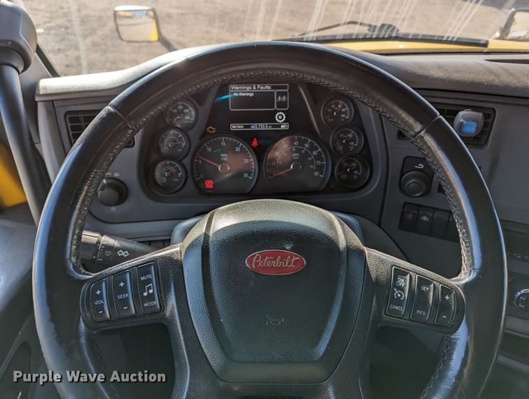 image for item LP9151 2016 Peterbilt 579 semi truck