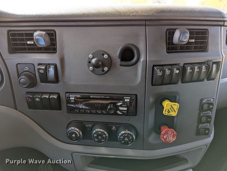 image for item LP9151 2016 Peterbilt 579 semi truck