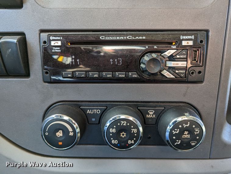 image for item LP9151 2016 Peterbilt 579 semi truck