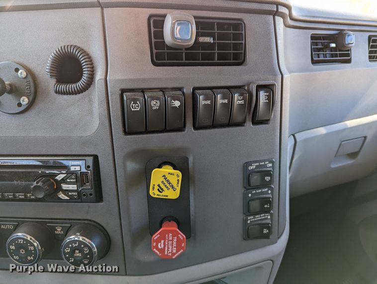 image for item LP9151 2016 Peterbilt 579 semi truck