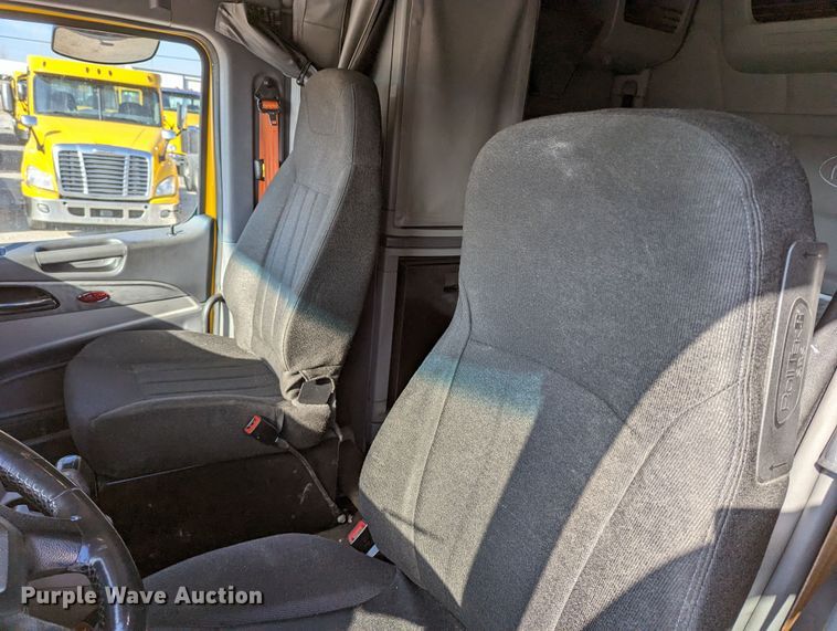 image for item LP9151 2016 Peterbilt 579 semi truck