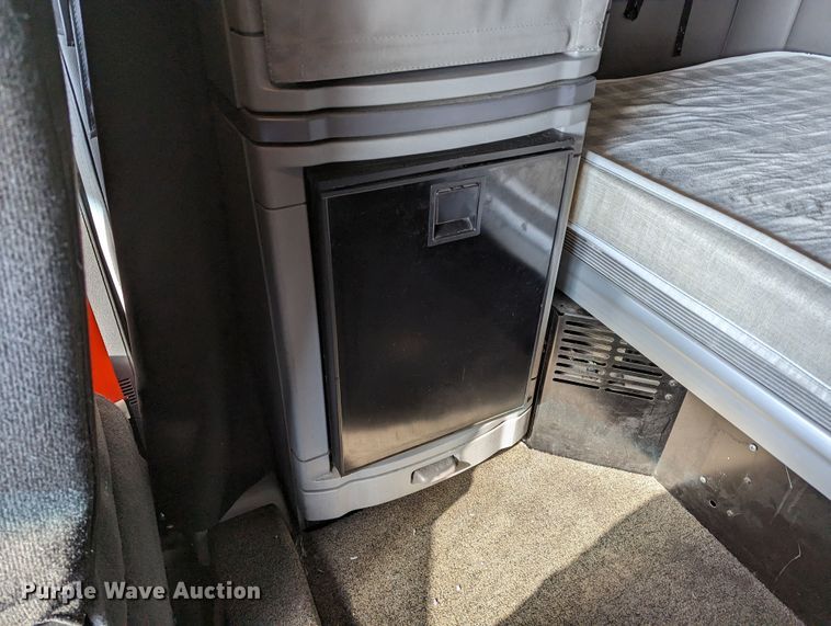 image for item LP9151 2016 Peterbilt 579 semi truck