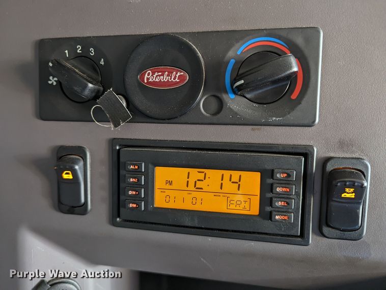 image for item LP9151 2016 Peterbilt 579 semi truck