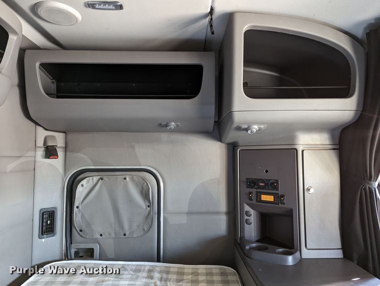 image for item LP9151 2016 Peterbilt 579 semi truck