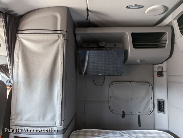 image for item LP9151 2016 Peterbilt 579 semi truck