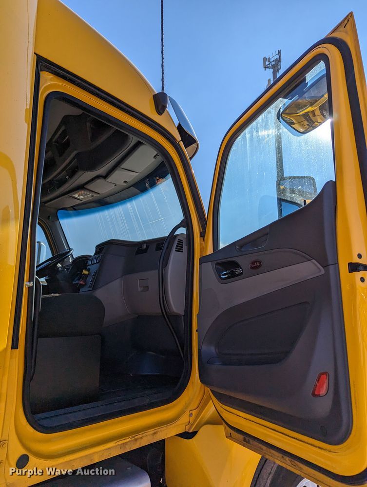 image for item LP9151 2016 Peterbilt 579 semi truck