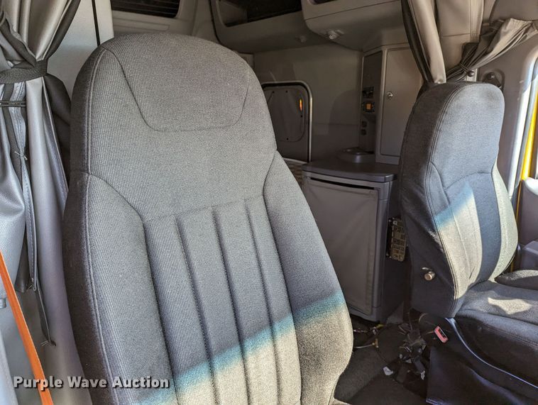 image for item LP9151 2016 Peterbilt 579 semi truck