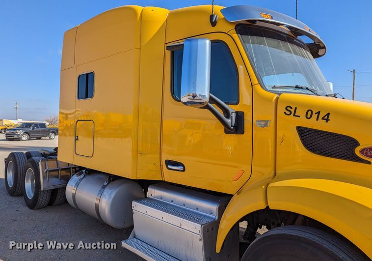 image for item LP9151 2016 Peterbilt 579 semi truck