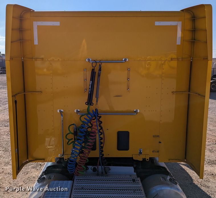 image for item LP9151 2016 Peterbilt 579 semi truck