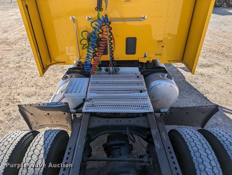 image for item LP9151 2016 Peterbilt 579 semi truck