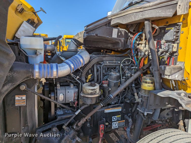 image for item LP9151 2016 Peterbilt 579 semi truck