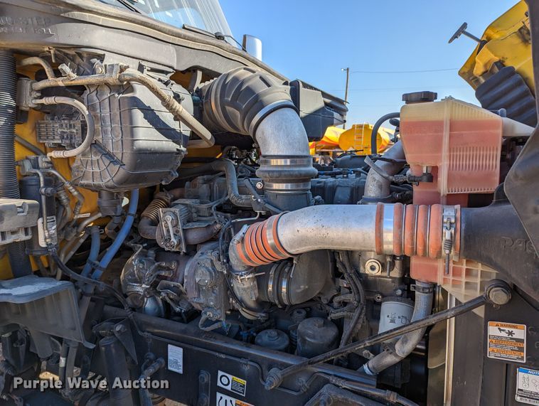 image for item LP9151 2016 Peterbilt 579 semi truck