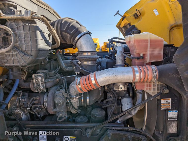 image for item LP9151 2016 Peterbilt 579 semi truck