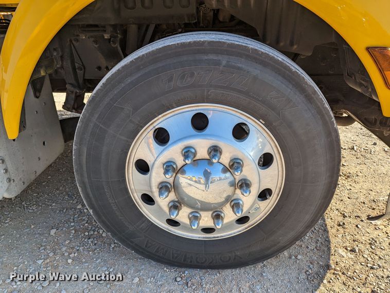 image for item LP9151 2016 Peterbilt 579 semi truck