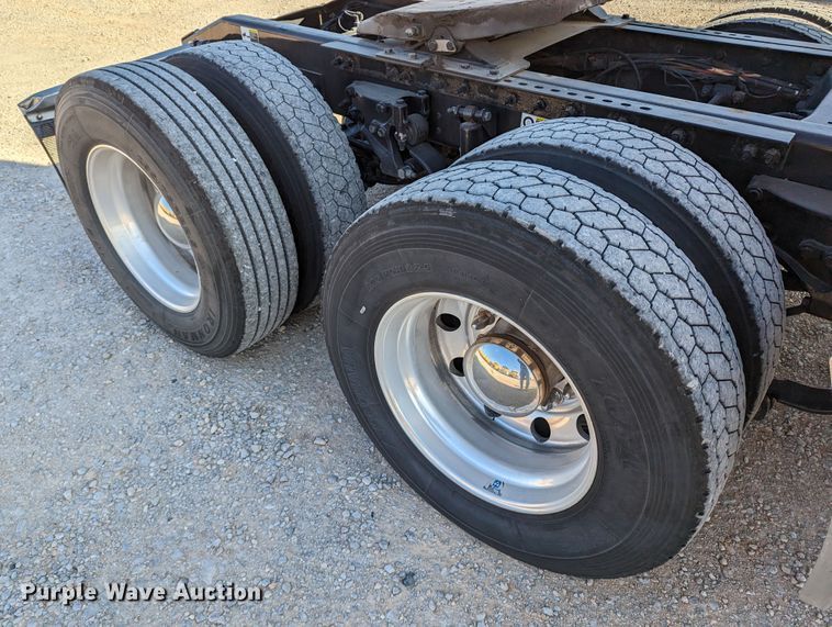 image for item LP9151 2016 Peterbilt 579 semi truck