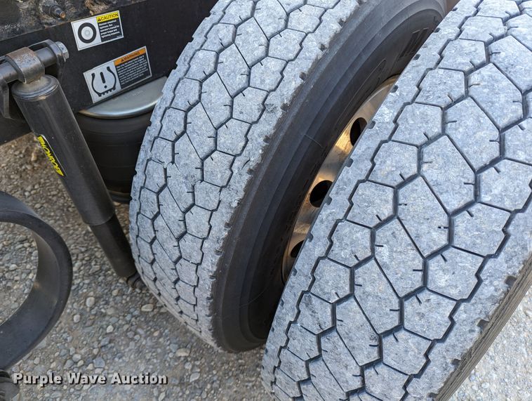 image for item LP9151 2016 Peterbilt 579 semi truck