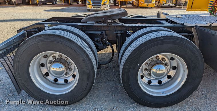 image for item LP9151 2016 Peterbilt 579 semi truck