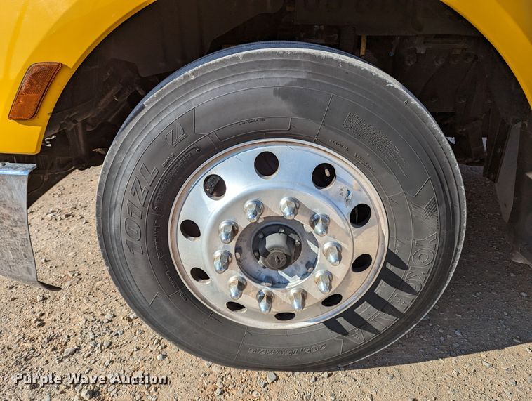 image for item LP9151 2016 Peterbilt 579 semi truck