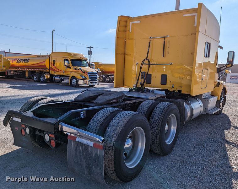image for item LP9152 2016 Peterbilt 579 semi truck
