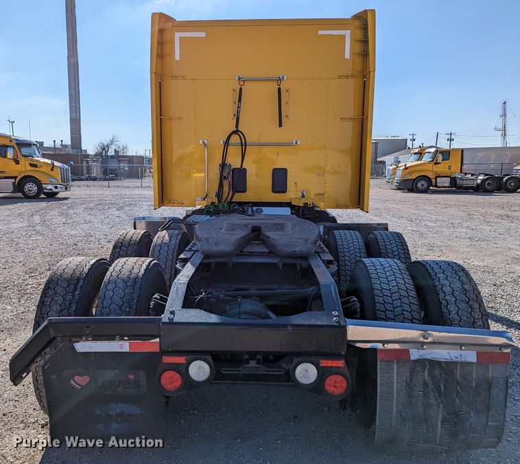 image for item LP9152 2016 Peterbilt 579 semi truck