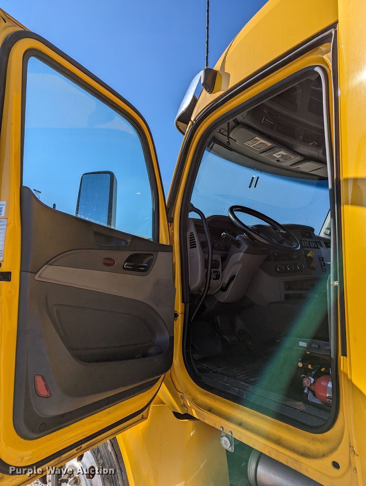 image for item LP9152 2016 Peterbilt 579 semi truck