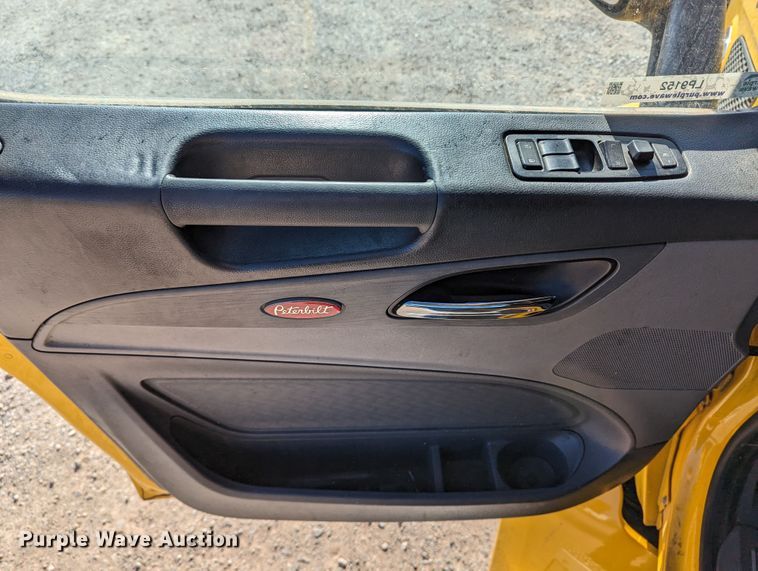 image for item LP9152 2016 Peterbilt 579 semi truck