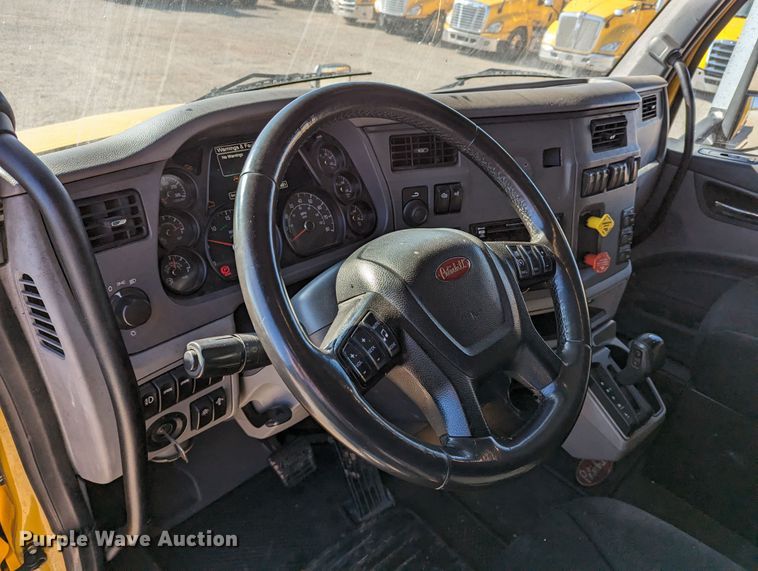 image for item LP9152 2016 Peterbilt 579 semi truck