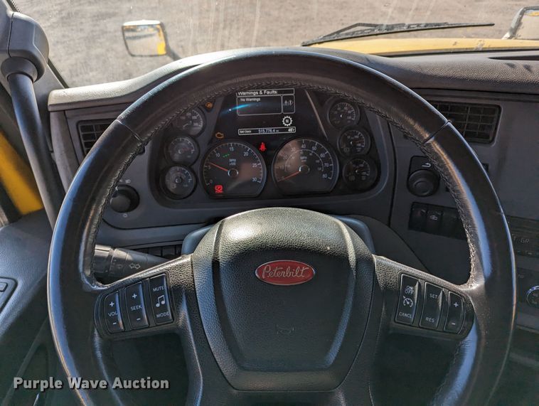 image for item LP9152 2016 Peterbilt 579 semi truck