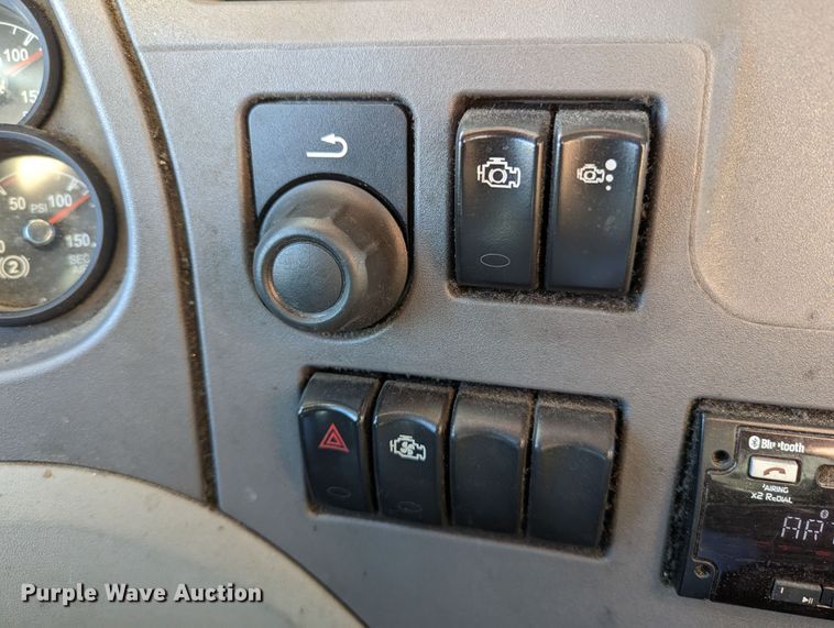 image for item LP9152 2016 Peterbilt 579 semi truck