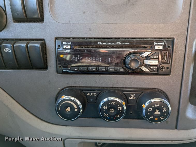 image for item LP9152 2016 Peterbilt 579 semi truck