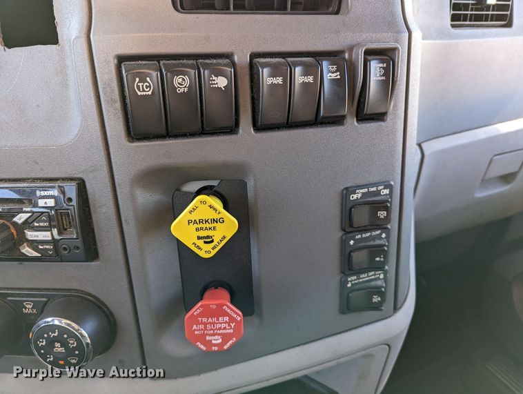 image for item LP9152 2016 Peterbilt 579 semi truck