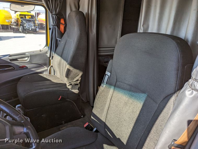 image for item LP9152 2016 Peterbilt 579 semi truck