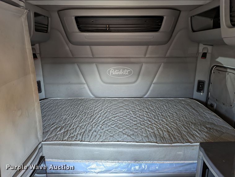 image for item LP9152 2016 Peterbilt 579 semi truck