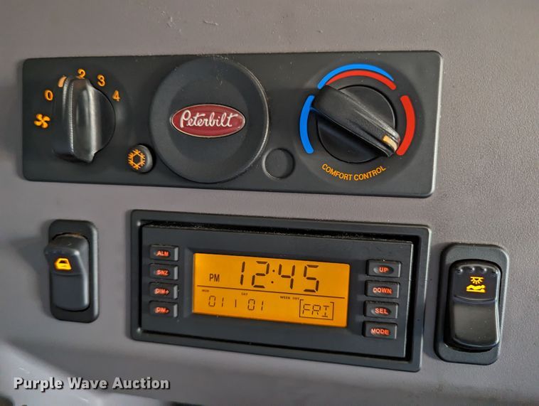 image for item LP9152 2016 Peterbilt 579 semi truck